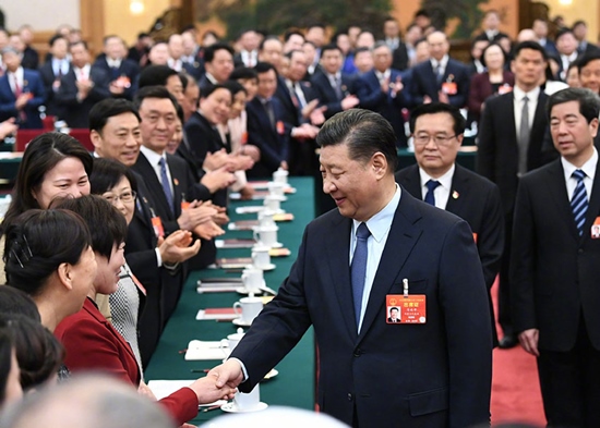 2019年3月8日，中共中央總書記、國家主席、中央軍委主席習近平參加十三屆全國人大二次會議河南代表團的審議。在“三八”國際勞動婦女節到來之際，習近平代表黨中央，向參加全國兩會的女代表、女委員、女工作人員，向全國各族各界婦女，致以節日的祝賀和美好的祝福。這是習近平同女代表親切握手。新華社記者 謝環馳攝
